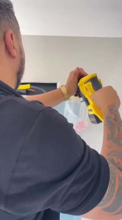 Técnico realizando instalação de ar-condicionado