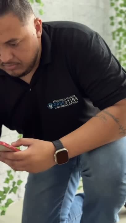 Técnico da Climatização Nordestina realizando manutenção